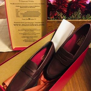 🍷NWOT Munro Jordi Wine Leather slip on loafer 🍷